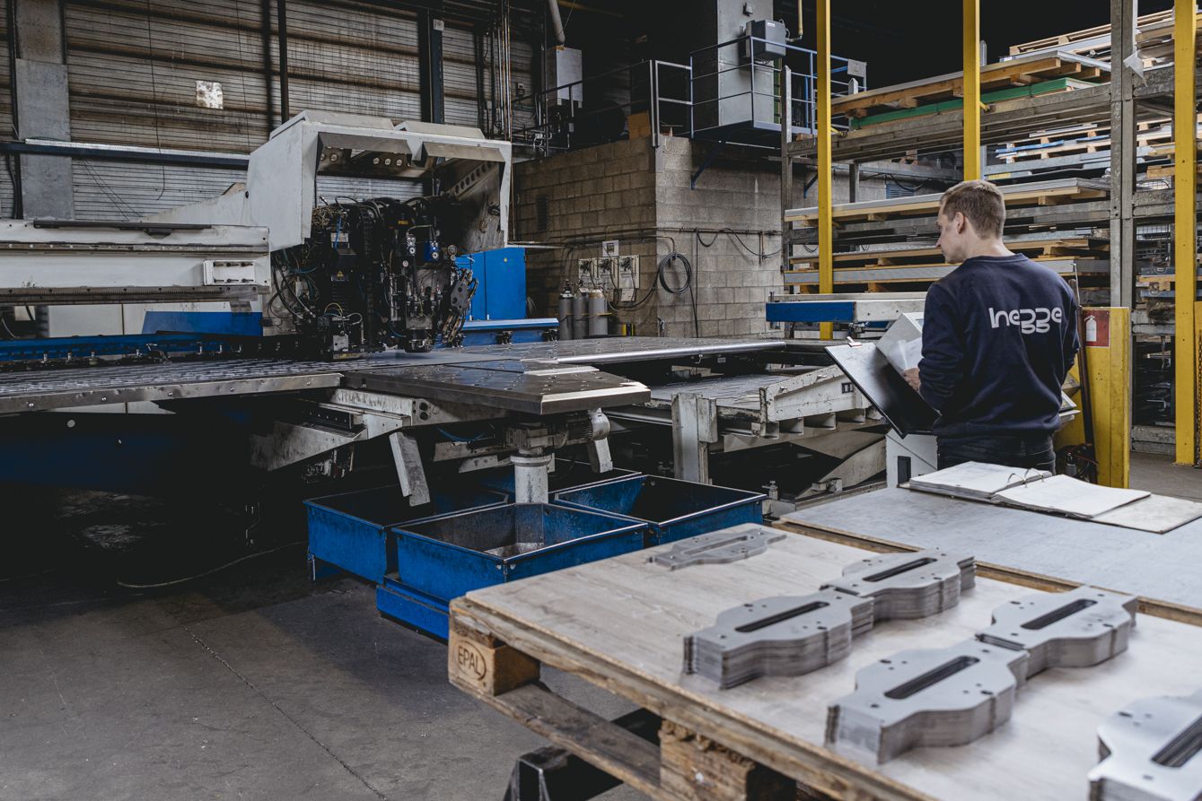 Lachende werknemer precisiewerk